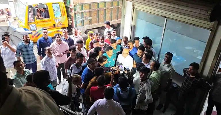 ৫ ব্যাংকের আমানতকারীদের বিক্ষোভ